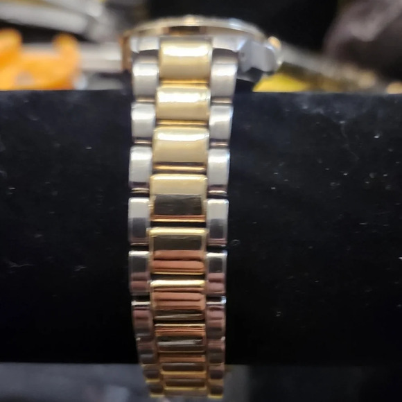 Vintage Bill Blass Womens Diamond and mother of pearl watch - Picture 4 of 11